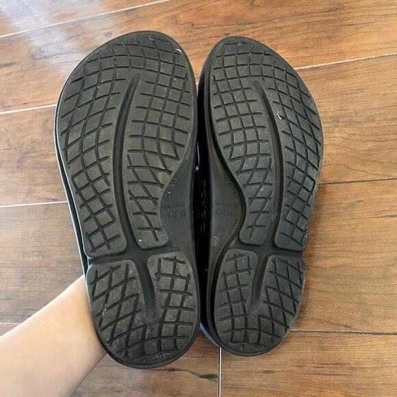 Oofos Original Sport Recovery Flip Flop Sandals Men's Size 6/ Womens 8 Black - Picture 2 of 6